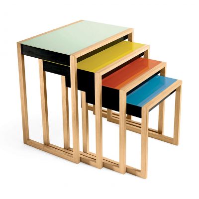 Bauhaus Satztische 4er Set von Klein & More mit farbigen Tischplatten.
